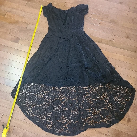Elegant Black Lace Dress - Picture 3 of 4